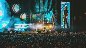 Asap Rocky sai esiintyä täydelle Ratinalle. Asap Rocky täyteen ahtautuneen Blockfest-yleisömn edessä lavalla. Kuva on otettu kaukaa, oikean artistin vierellä näkyy hänen kuvansa screenillä moninkertaisena.