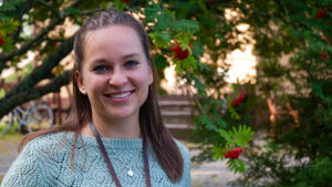 Datorspelande kan var problematiskt redan i lågstadieåldern, säger Johanna Sundén som är handledare på Understödsföreningen för finlandssvensk missbrukarvård. En ung kvinna framför en rönn.