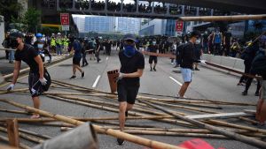 Unga så kallade "modiga" står i spetsen för demonstranter som utmanar polisen Demonstranter blockerar väg i Hongkong.