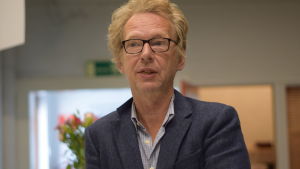 Miki Pöysti vurmar för bykulturen. Man med ljust hår och glasögon talar mot kameran.