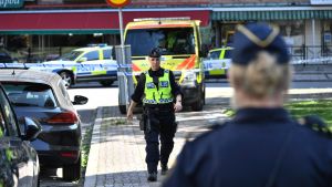 Mordet i Malmö på mamman med sin baby i famnen har väckt bestörtning och avsky. "Det finns inga regler längre, inte ens i den undre världen", konstaterar Matti Sarén. Polispatrull nära platsen där skottlossningen ägde rum i Ribersborg i Malmö.