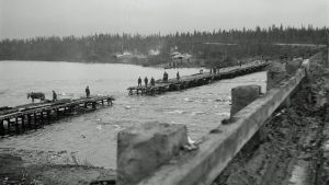 Pioneerit rakentavat väliaikaista siltaa tuhotun tilalle lähellä Ivaloa vuonna 1944.