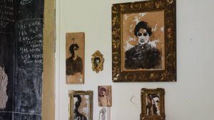 Tavlor, porträtt i bruna nyanser på en vit vägg