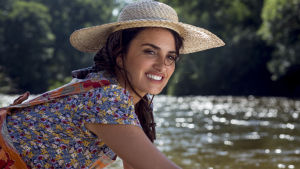 Mamma. Penélope Cruz är färgstark - som alltid. Penélope Cruz som spelar regissörens mamma tvättar kläder vid ett vattendrag.