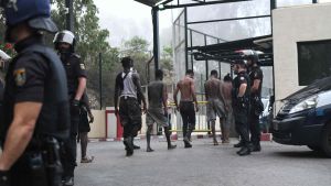 Migranter greps av spansk polis i Ceuta då de hade klättrat över gränsstaketet från Marocko. Migranter greps av spansk polis i Ceuta då de hade klättrat över gränsstaketet från Marocko.