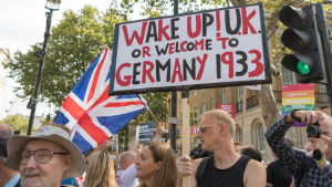 Demonstranter liknar situationen till Tyskland år 1933, då nazisterna tog makten och satte medborgerliga rättigheter ur spel. Demonstrationer 31.8 mot Boris Johnsons beslut att stänga parlamentet.