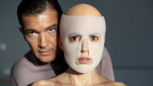 Mellan kropp och själ. Antonio Banderas och Elena Anaya i Huden jag bor i, 2011. Antonio BAnderas med Elena Anaya vars ansikte är täckt av en mask i filmen Huden jag bor i.