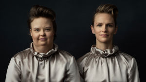 Bland annat skådespelarna Karolina Karanen (DuvTeatern) och Sophia Heikkilä (Svenska Teatern) spelar i DuvTeaterns föreställning I det stora landskapet på Svenska Teaterns stora scen i höst. Skådespelarna Karolina Karanen och Sophia Heikkilä står i silverfärgade dräkter och ser rakt in i kameran.