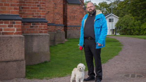 Kaplan Karl af Hällström önskar att de kristna lyckas leva upp till det förtroende asylsökandena gett dem. Kaplan Karl af Hällström med sin hund Pyry utanför Lovisa kyrka.