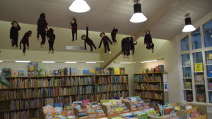 Varje avdelning i Hangö bibliotek har inretts lite extra för att locka till både läsning och upplevelser. Bokhyllor i bibliotek fyllda med böcker. I taket hänger mjukisdjur. De är alla apor.