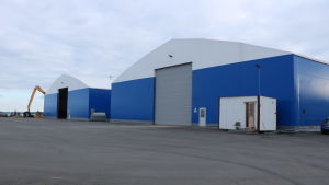 Några aktörer har redan sett möjligheterna i hamnen på Björnö, bland annat Blomberg Stevedoring som har byggt två lagerhallar i hamnen. Två lagerhallar i en hamn i Kristinestad.