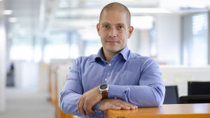 Vi testar mycket just nu vid Posten. Innovationerna kräver stora investeringar just nu, säger Turkka Kuusisto, chef för Postens affärsavdelning och näthandel. Turkka Kuusisto är chef för postens affärsavdelning och näthandel.