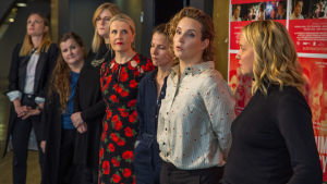 Miia Tervo, Jenni Toivoniemi, Reetta Aalto, Alli Haapasalo, Anna Paavilainen, Kirsikka Saari ja Elli Toivoniemi regisserade och skrev manus tillsammans för filmen Tottumiskysymys. Tottumiskysymys elokuvantekijöitä.