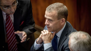 Oppositionsledaren, f.d. finansminister Petteri Orpo (Saml) beklagar att de anhöriga i Skogbyolyckan inte fick rätt till ersättningar. Han hoppas att den nya regeringen ännu kan se över frågan. Kansanedustajat Ben Zyskowicz , Petteri Orpo ja Kalle Jokinen täysistunnossa 11.9.2019