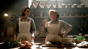 I gott sällskap. Daisy (Sophie McShera)och mrs Patmore (Lesley Nicol) håller ställningarna i köket. Daisy och mrs Patmore samtalar i köket.