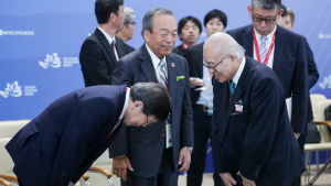 De här japanska herrarna vet knappast vad deras kolleger heter i förnamn. Deltagare i ett japansk-ryskt handelsforum hälsar artigt på varandra.