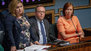 Familje- och omsorgsminister Krista Kiuru (SDP) sa då hon satt i opposition att det bara skulle ta två veckor att få igenom en bindande vårdardimensionering. På bilden också näringsminister Mika Lintilä (C) och kommunminister Sirpa Paatero (SDP). Mika Lintilä eduskunnan kyselytunnilla 12.9.2019
