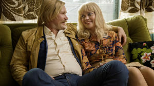 En nykter stund. Kari Tapio (Matti Ristinen) och hustrun Pia (Tiina Lymi) under en lyckligare period. Kari Tapio och hustrun Pia under en glad stund i vardagsrumsssoffan i filmen Olen suomalainen.