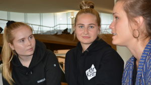Isabelle och Ronja uppmuntrar skolorna att föra samtal om de känslor som Det som hände Liv väcker, men rekommenderar att samtalen förs i mindre grupper. diskussion om Det som hände Liv
