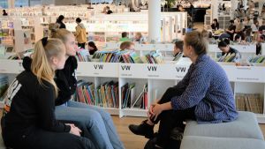 Isabelle Sommardal och Ronja Schalin berättar att man ganska fort blir fångad av audioserien Det som hände Liv och vill höra den från början till slut. diskussione om Det som hände Liv