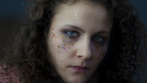Det som hände Liv, var att hon blev våldtagen efter en fest. Liv spelas av Oksana Lommi. ur audioserien till Det som hände Liv