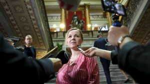 Det är Katri Kulmunis första budgetmangling som partiledare Katri Kulmuni möter pressen i Ständerhusets trappa