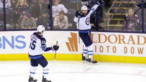 Mark Scheifele och Blake Wheeler firar ett mål. Mark Scheifele och Blake Wheeler känner varandra utan och innan.