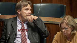 Socialdemokraternas riksdagsledamot Kimmo Kiljunen kommer att ge ut en bok, som bland annat handlar om bristen på diskussion om jaktplansaffärerna. Kimmo Kiljunen eduskunnassa 12.9.2019