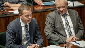 Samlingspartiets ordförande Petteri Orpo oroade sig för kvaliteten på hemvården. Petteri Orpo ja Kalle Jokinen eduskunnassa 12.9.2019