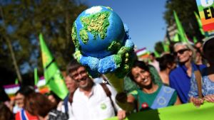 Klimatdemonstranter var noga med att deras demonstrationer skulle gå lugnt till. Personer deltar i klimatdemonstration i Frankrike, Paris, 21.9.2019.