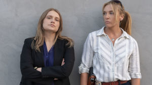 Merritt Wever och Toni Collette spelar rollerna som poliserna Karen Duvall och Grace Rasmussen. Merritt Wever och Toni Collette spelar rollerna som poliserna Karen Duvall och Grace Rasmussen.