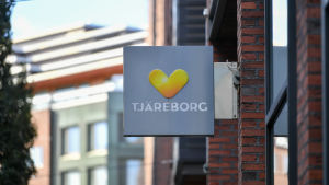 Några detaljer om hur Tjäreborg kommer att ersätta kunderna för inhiberade resor går det inte att få i dag. Vi kommer att kontakta alla berörda kunder och informera om hur det kommer att fungera, säger bolagets vice vd i dag. Tjäreborgs logotyp bestående av texten Tjäreborg med bilden av ett symboliskt hjärta i gult och orange ovanför texten.