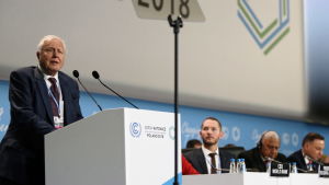 Sir David Attenborough talar från ett podium vid klimatmötet i Polen 2018. 