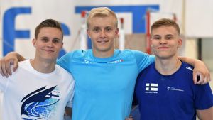 Klubbkompisarna Oskar Kirmes, Emil Soravuo och Robert Kirmes ingår alla i Finlands VM-trupp i år Gymnasterna Oskar Kirmes, Emil Soravuo och Robert Kirmes poserar tillsammans.