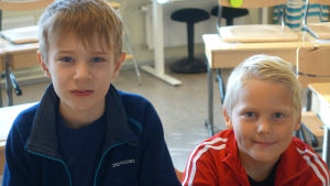 Edvin Westling och Mio Eklund tycker inte om blötsnö. Foto på Edvin Westling och Mio Eklund i en skolklass