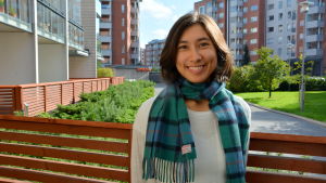 Johanna Aintila säger att hon får en "socialfylla" de gånger hon väljer att inte dricka alkohol. en kvinna står i höstkläder på en bakgård med trästaket och höghus