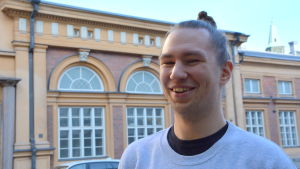 Lukas Söderqvist är nykter sedan två år tillbaka och trivs med det. en man i grå tröja står vid en gata i centrala åbo
