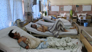 De här männen vårdades för sina skador i ett sjukhus i Kandahar efter att en vallokal där attackerats på lördagen. De här männen vårdades för sina skador i ett sjukhus i Kandahar efter att en vallokal där attackerats på lördagen.