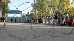 Väljare står och köar utanför en vallokal i Kandahar omgivna av taggtråd och beväpnade vakter. Väljare står och köar utanför en vallokal i Kandahar omgivna av taggtråd och beväpnade vakter.