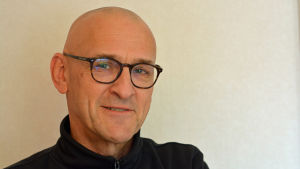 Mikael Holmberg medger att Arkea-affären var ett misstag, men att misstag inte sker så ofta i staden. Porträtt på en man med svarta glasögon.
