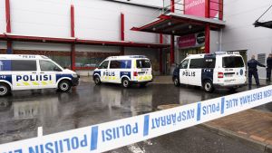 Det blev ett stort polispådrag i Kuopio när dådet inträffade. Polisbilar utanför köpcentret i Kuopio där våldsdådet ägde rum på ett yrkesinstitut i byggnaden.