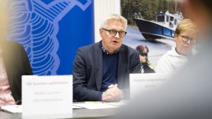 Enligt ledande överläkare Antti Hedman var de skadade huvudsakligen unga kvinnor. Antti Hedman på polisens presskonferens.
