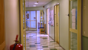 Det finns gott om korridorer i den gamla sjukvårdsskolan på Raseborgsvägen 5. Där finns nu dagverksamheten för äldre i Ekenäs. En tom korridor i dagverksamheten för äldre i Ekenäs.