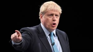 Johnson har lovat att tidsfristen 31 januari för brexit blir den sista. Boris Johnson i kostym, pekar sitt finger åt vänster.