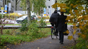 Fästingen stortrivs i urbana miljöer. en cyklist och en fotgängare går på en stig