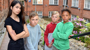 Sibel (Asta Sharma), Timjan (Tim Hagström), Marius (Noel Nygård) och Dargo (Obi Chidobe) får Svart Kort och hamnar i källarklassen. en grupp med barn
