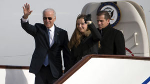 Joe Biden, sondottern Finnegan och sonen Hunter på en flygplats i Peking i december 2013. Joe Biden, sondottern Finnegan och sonen Hunter på en flygplats i Peking i december 2013.