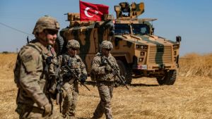 Amerikanska och turkiska soldater under gemensam patrullering i den syriska byn al-Hashisha invid gränsen mot Syrien (bilden tagen den 8 september). Nu rapporterar SDF att amerikanerna redan börjat dra sig bort från området. Amerikanska och turkiska soldater under gemensam patrullering i den syriska byn al-Hashisha i utkanterna av Tal Abyad vid gränsen mot Syrien (bilden tagen 8.10).