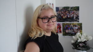 Emma kände sig utanför i skolan då hon tvingades vara så mycket borta. Få av hennes skolkamrater vet att hon har fått en ny njure. Emma Tornberg är tacksam över njuren hon fick i april. Den har gett mig ett nytt liv, säger hon.