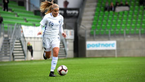 Framtidslöftet Nora Lehto har gjort sju mål i ligan i år – och tidigare blixtrat till i juniorlandslaget. Nora Lehto springer med bollen i Finlands match mot Tjeckien i kvalet till U19-EM.
